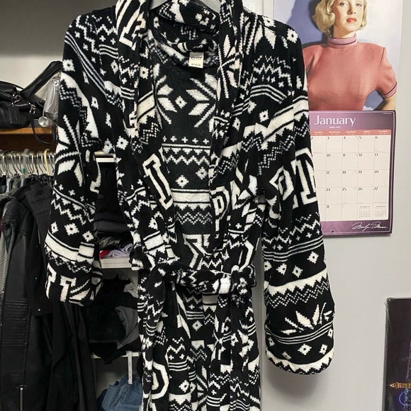 Robe - Picture 1 of 4